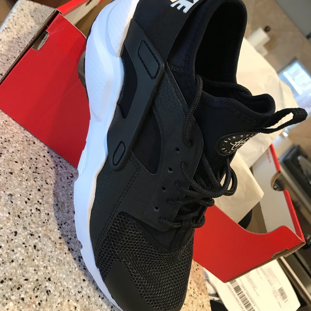 NEW in box Nike aid Huaraches run Ultra